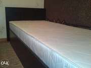 односпальная постель с белым ортопедическим матрасом