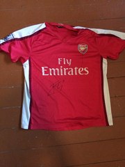 Футболка Арсенала с автографом Тео Уолкотта